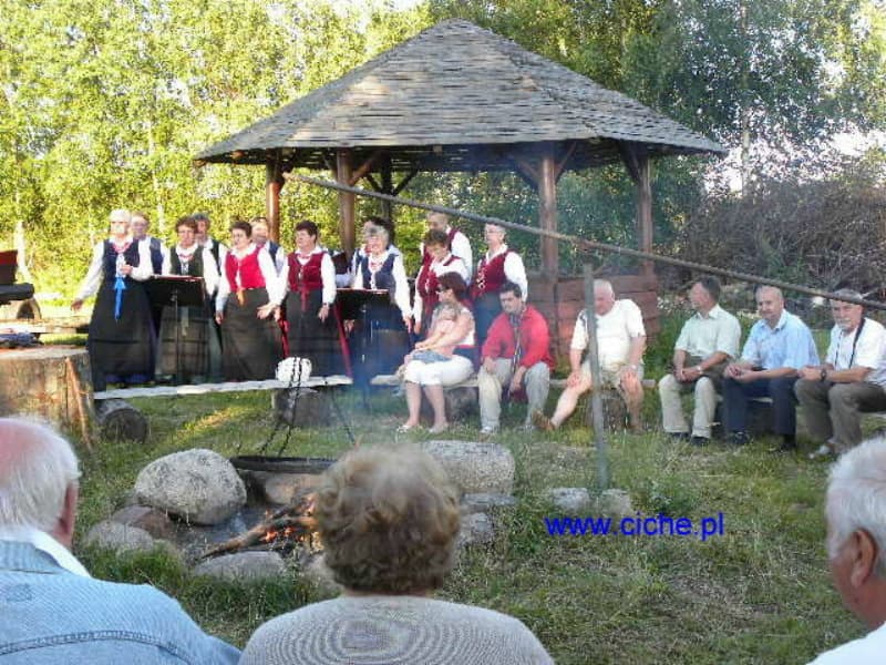 Ognisko z zespołem ludowym dla grupy gości w gospodarstwie Ciche